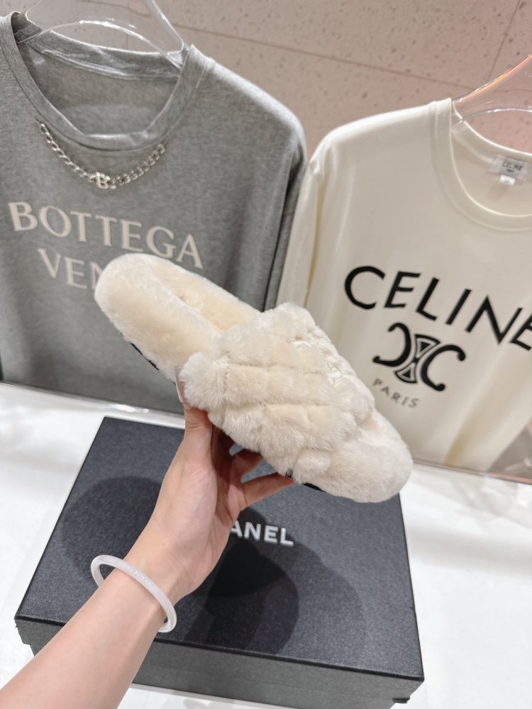 Шлепанцы меховые женские фото 5