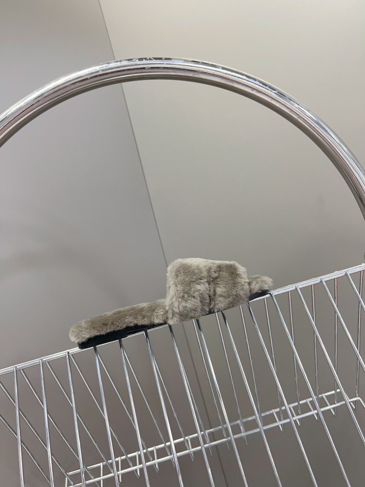 Шлепанцы меховые женские фото 5