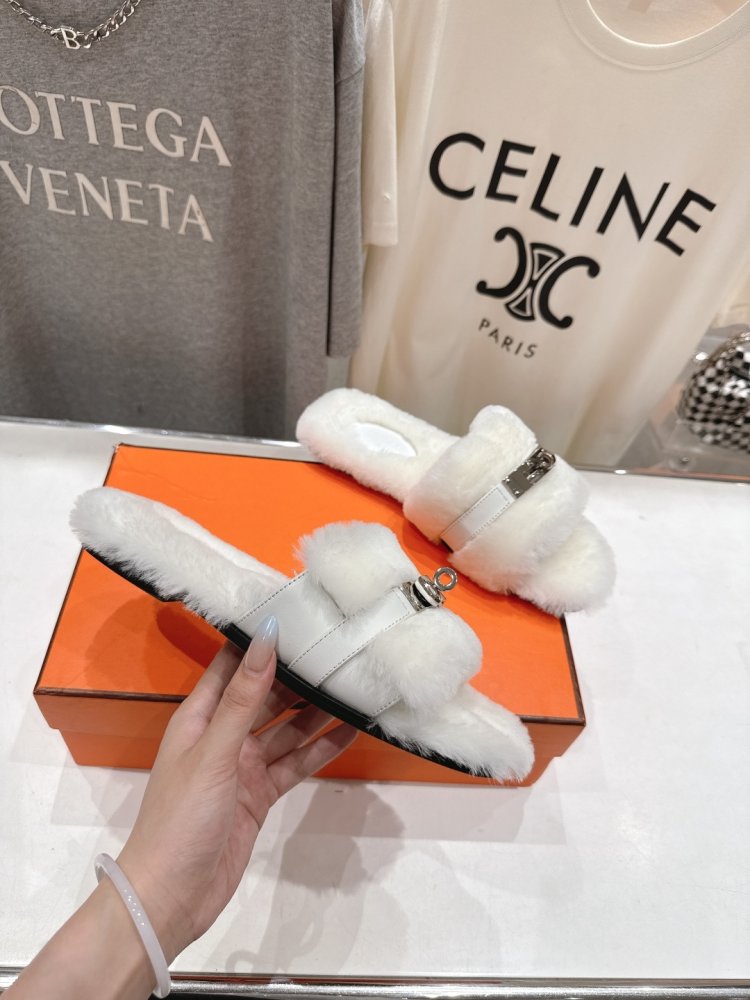 Шлепанцы меховые женские фото 5