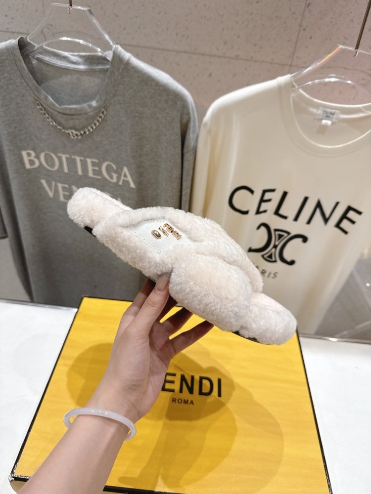 Шлепанцы меховые женские фото 5