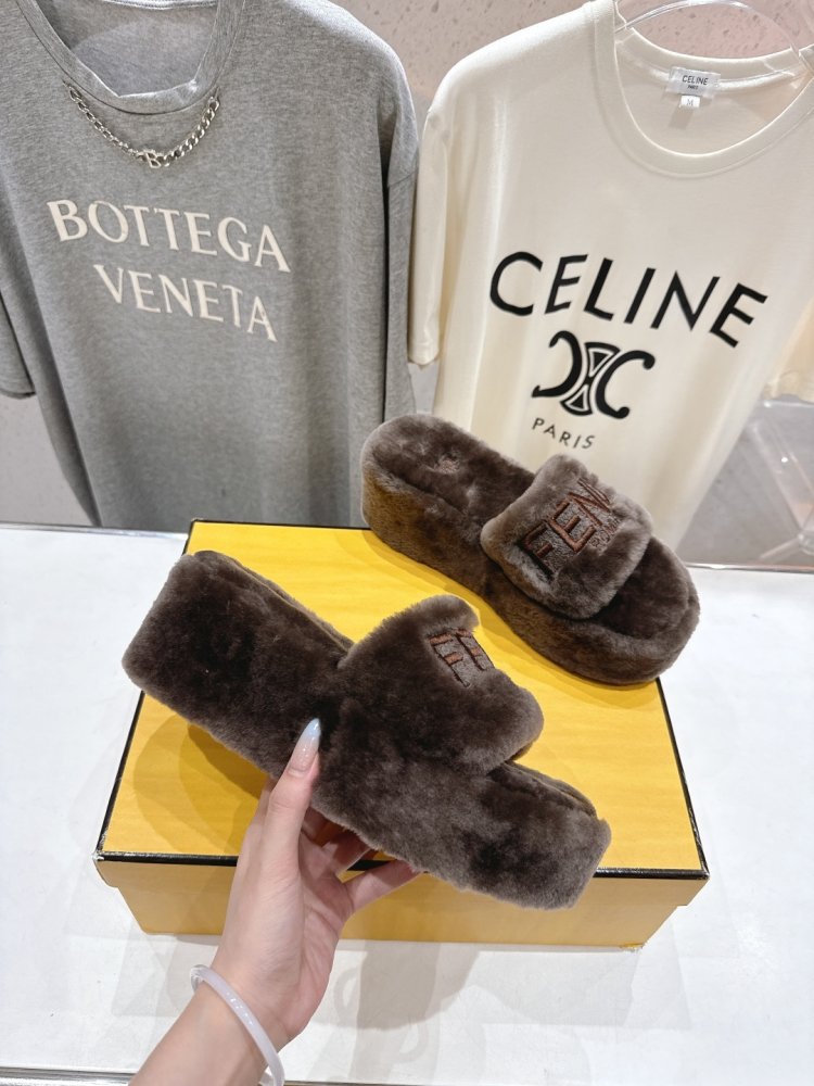 Шлепанцы меховые женские фото 5