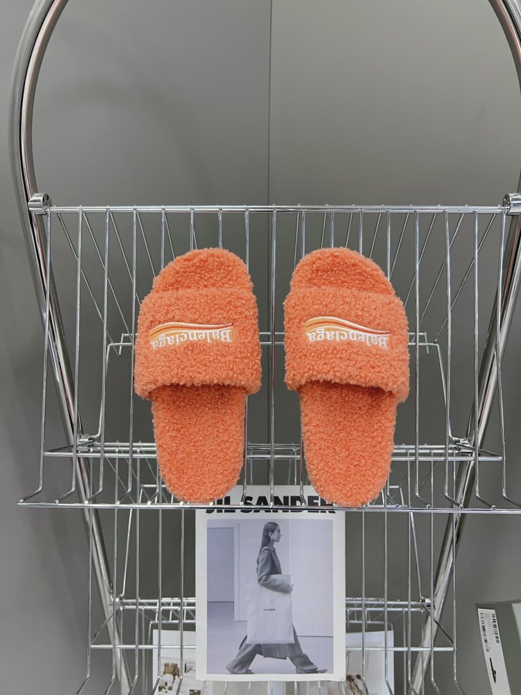 Шлепанцы меховые женские фото 6