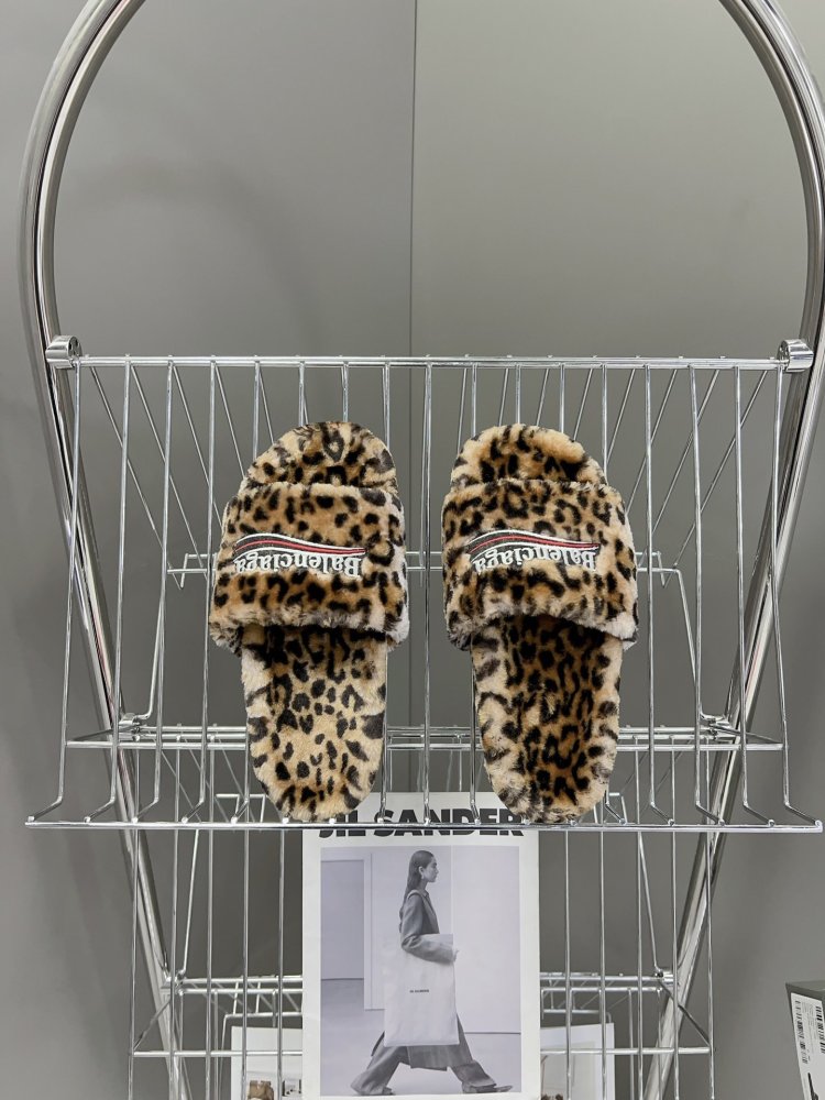 Шлепанцы меховые женские фото 6