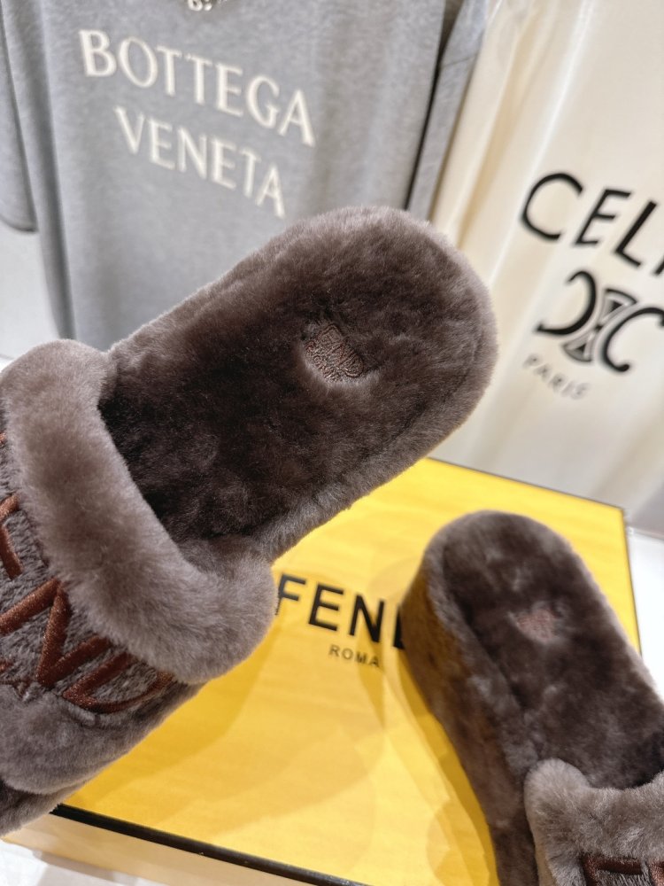 Шлепанцы меховые женские фото 6