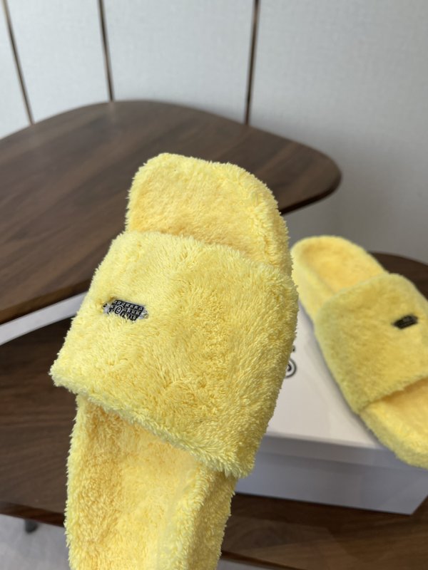 Шлепанцы меховые женские фото 6