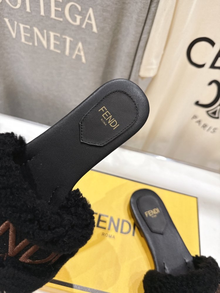 Шлепанцы меховые женские фото 7