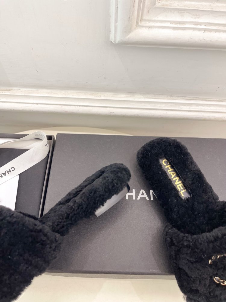 Шлепанцы меховые женские фото 7