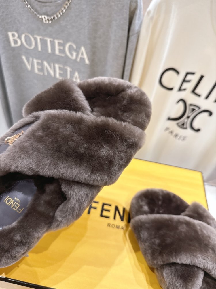 Шлепанцы меховые женские фото 7