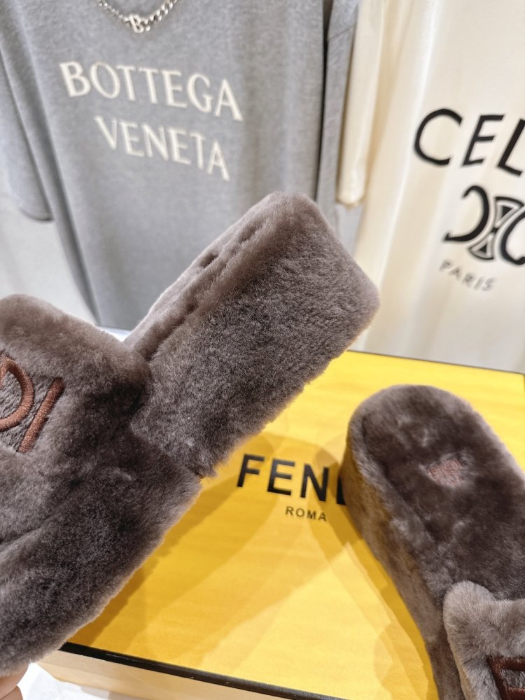 Шлепанцы меховые женские фото 7