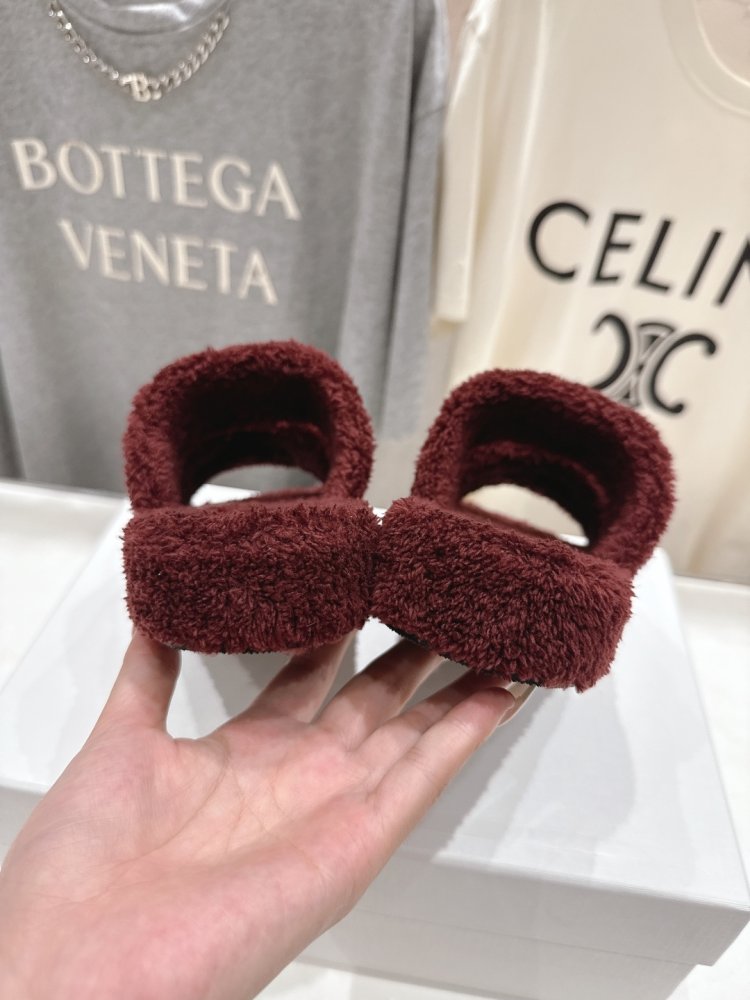 Шлепанцы меховые женские фото 8