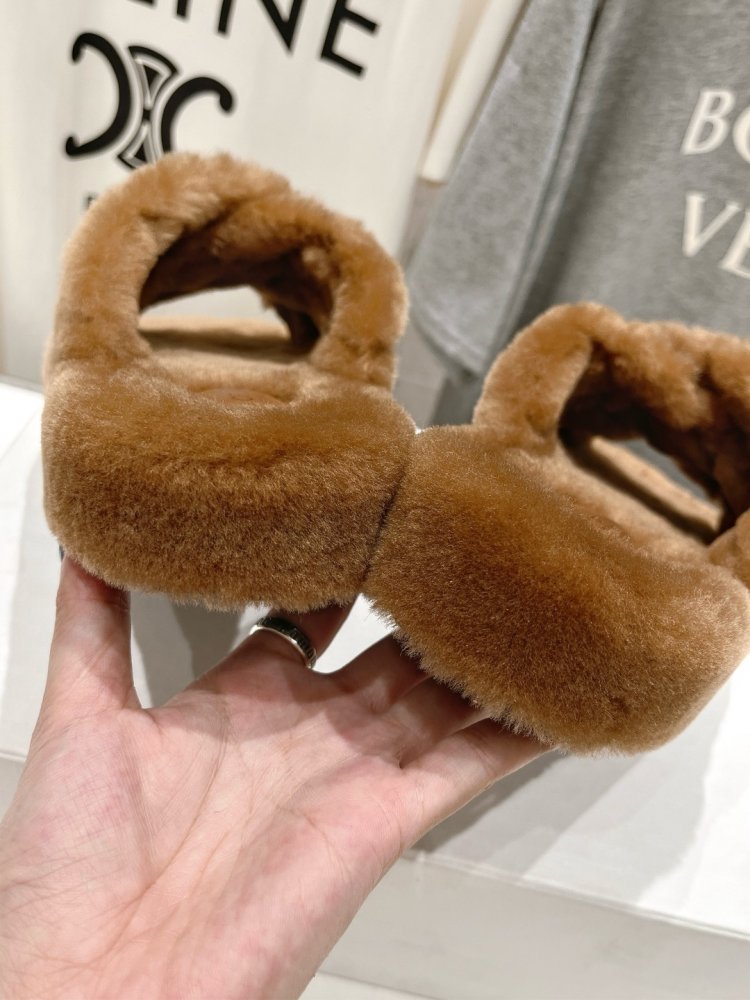 Шлепанцы меховые женские фото 8