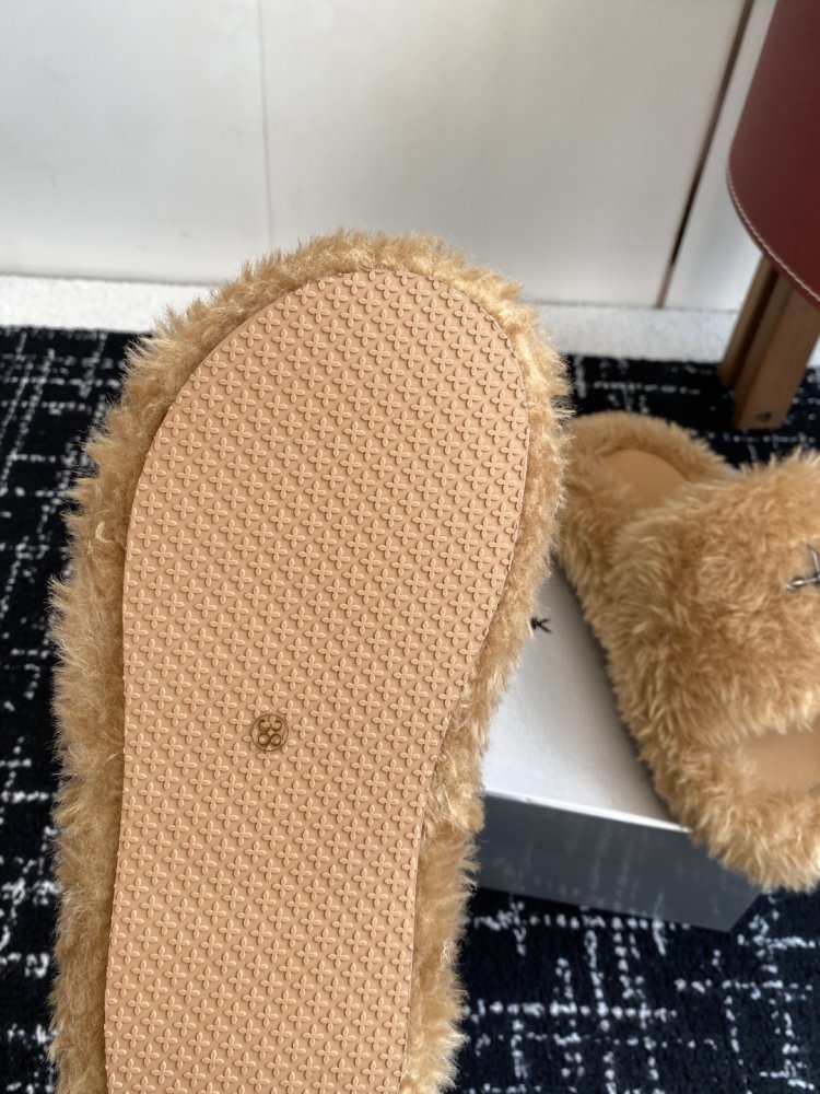 Шлепанцы меховые женские фото 9