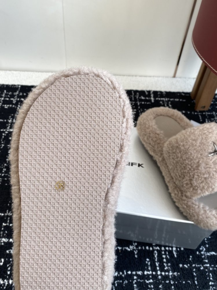 Шлепанцы меховые женские фото 9