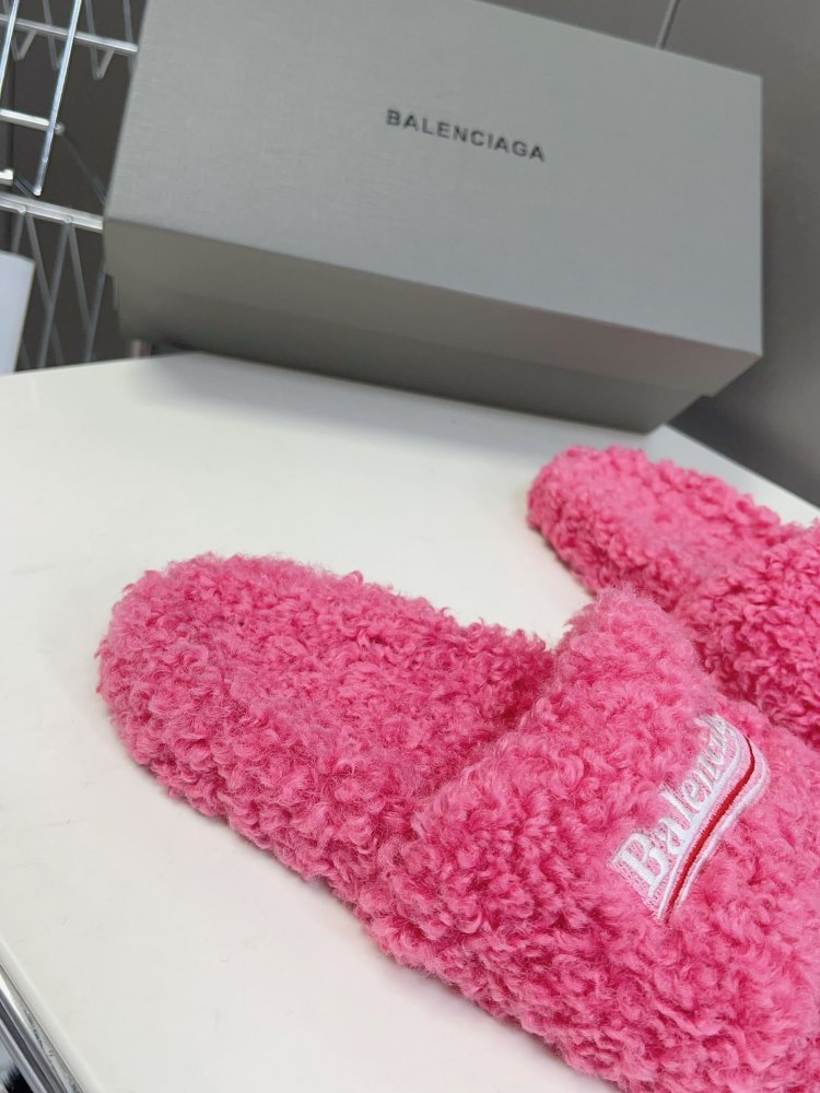 Шлепанцы меховые женские фото 9