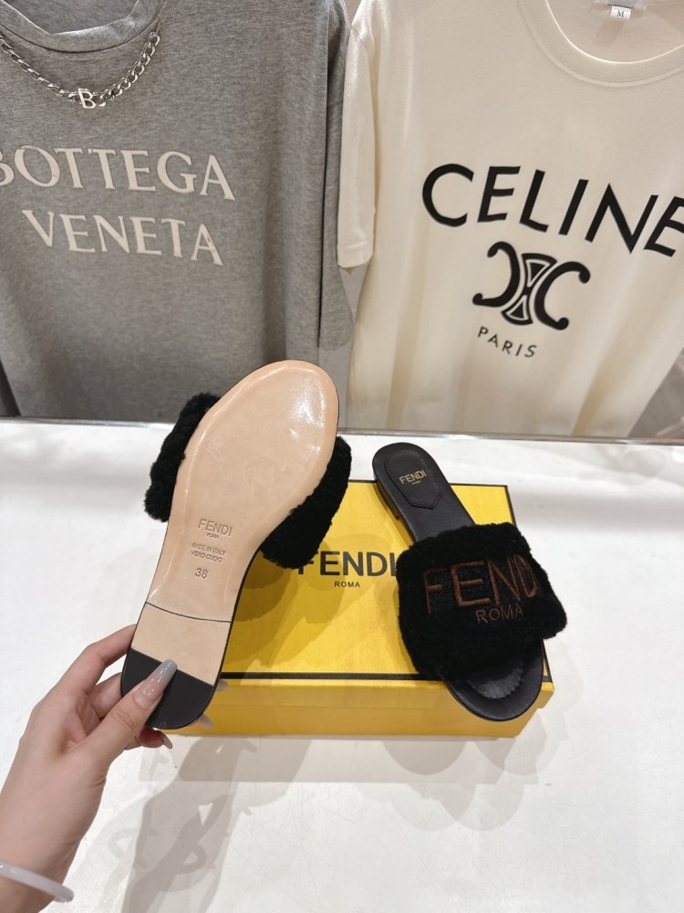 Шлепанцы меховые женские фото 9