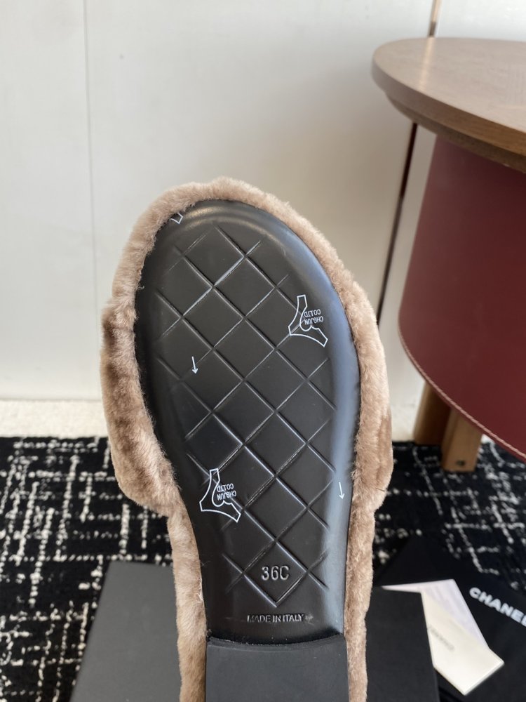 Шлепанцы меховые женские фото 9