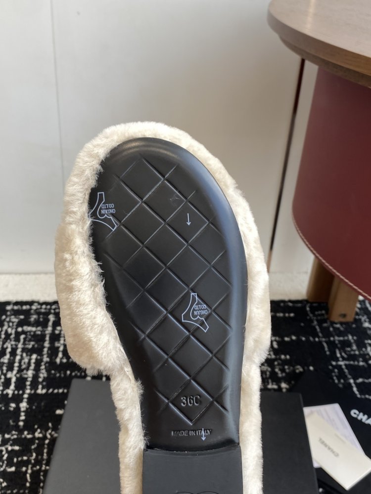 Шлепанцы меховые женские фото 9