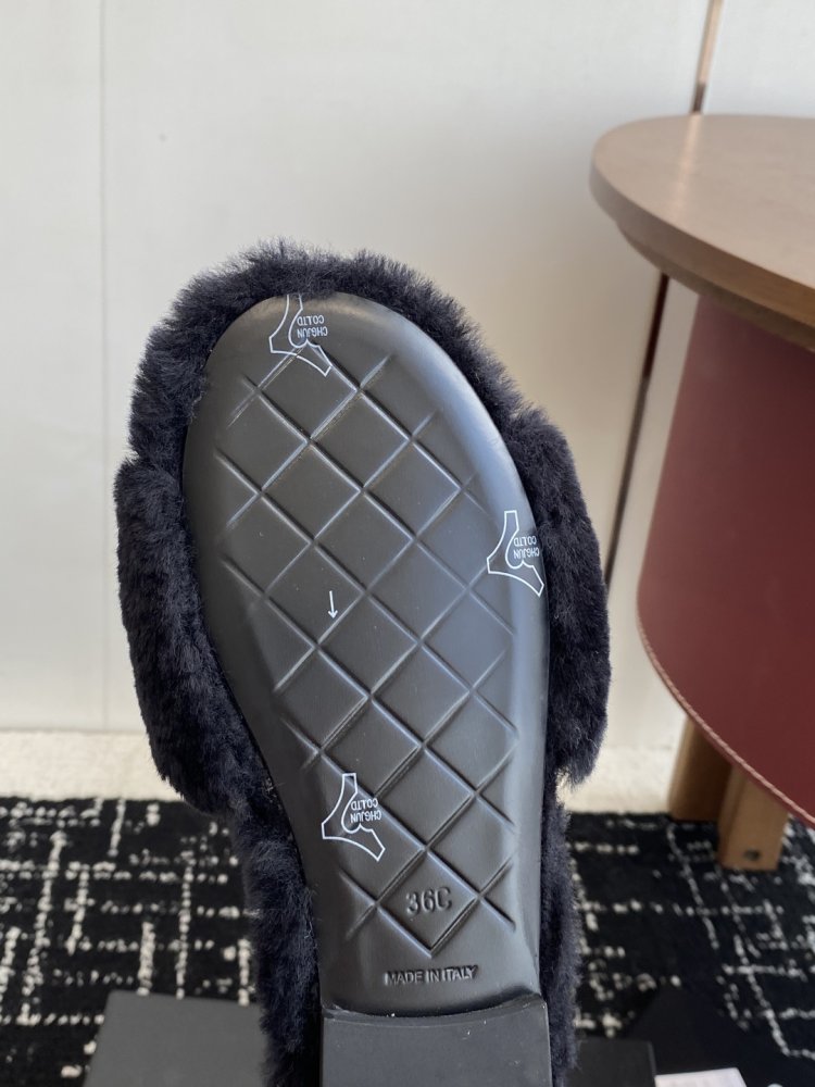 Шлепанцы меховые женские фото 9