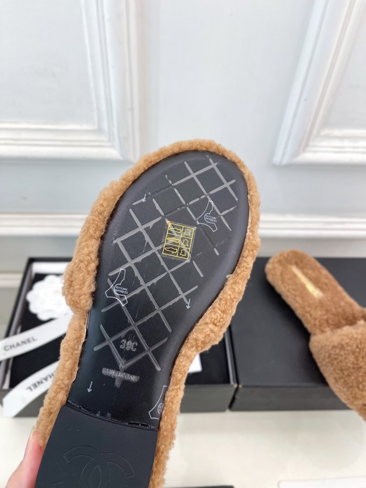 Шлепанцы меховые женские фото 9