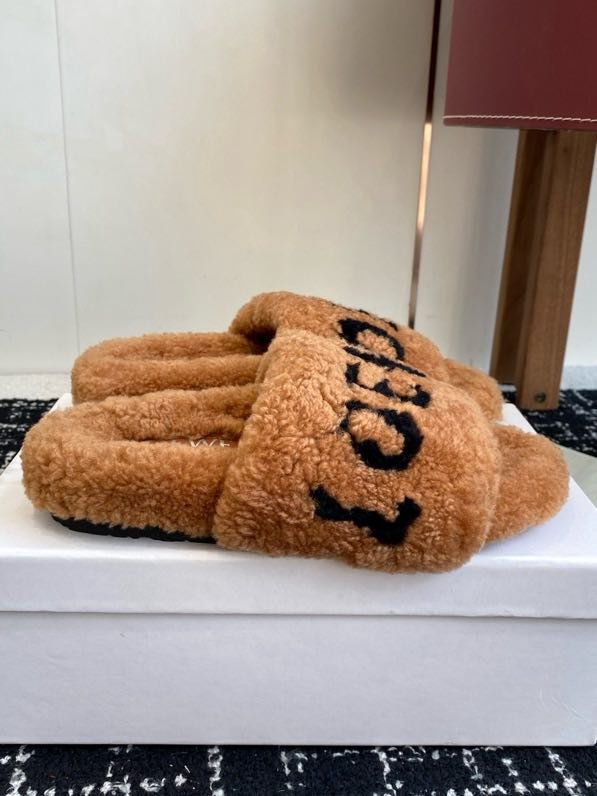 Шлепанцы меховые женские фото 9