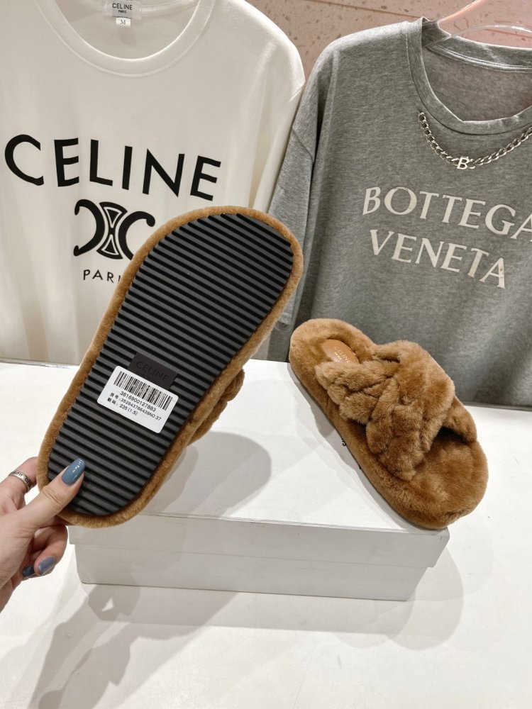 Шлепанцы меховые женские фото 9