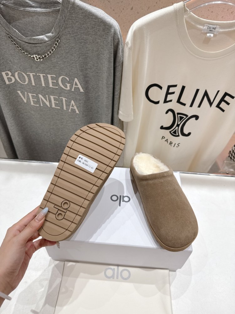 Шлепанцы меховые женские фото 9