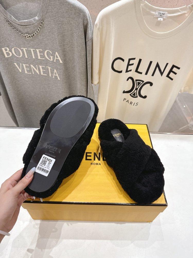 Шлепанцы меховые женские фото 9