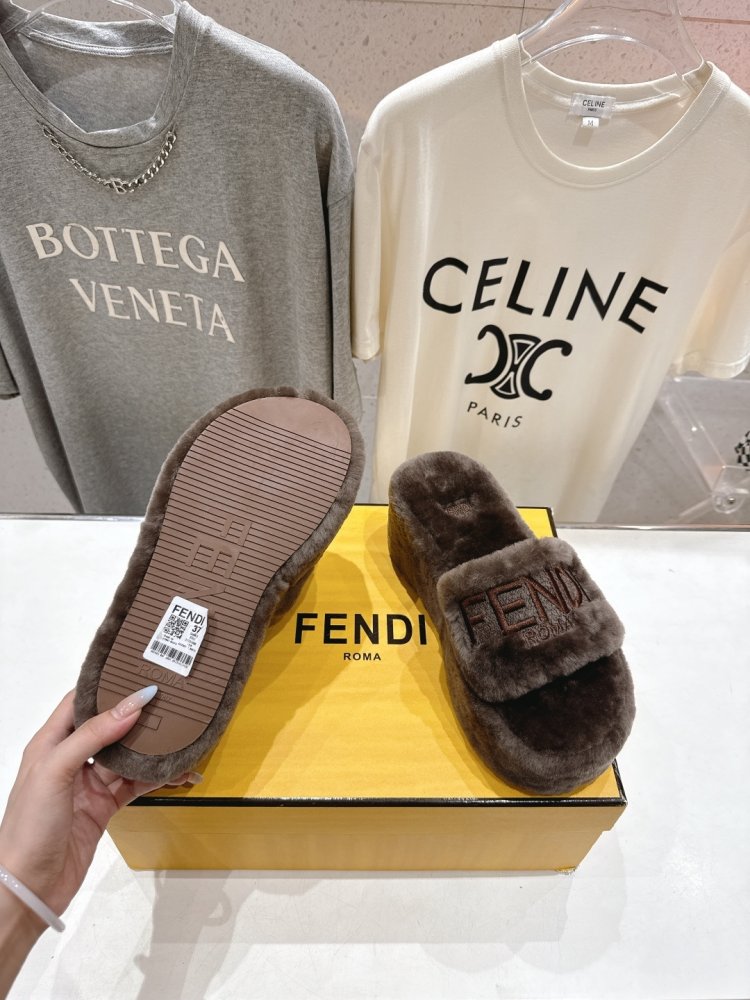 Шлепанцы меховые женские фото 9