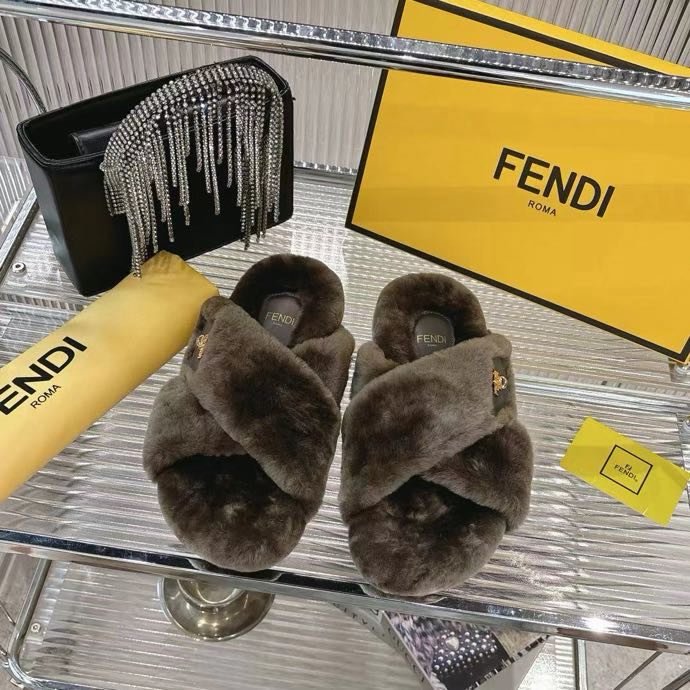 Шльопанці хутряні