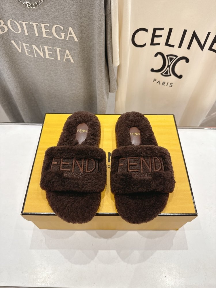 Шльопанці на хутрі жіночі