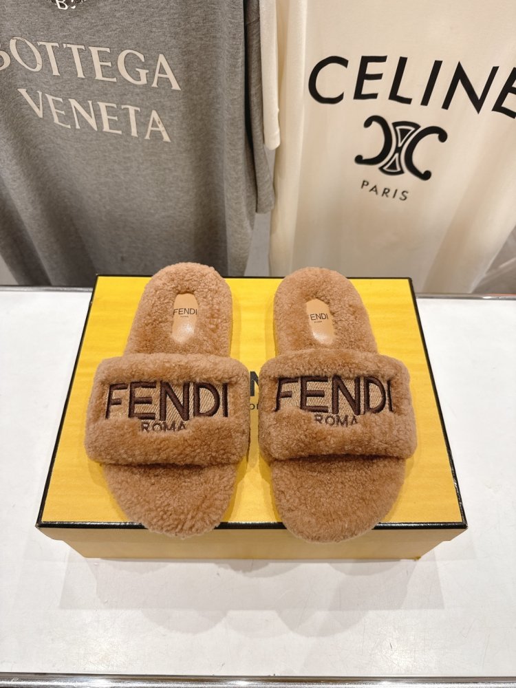 Шлепанцы на меху женские