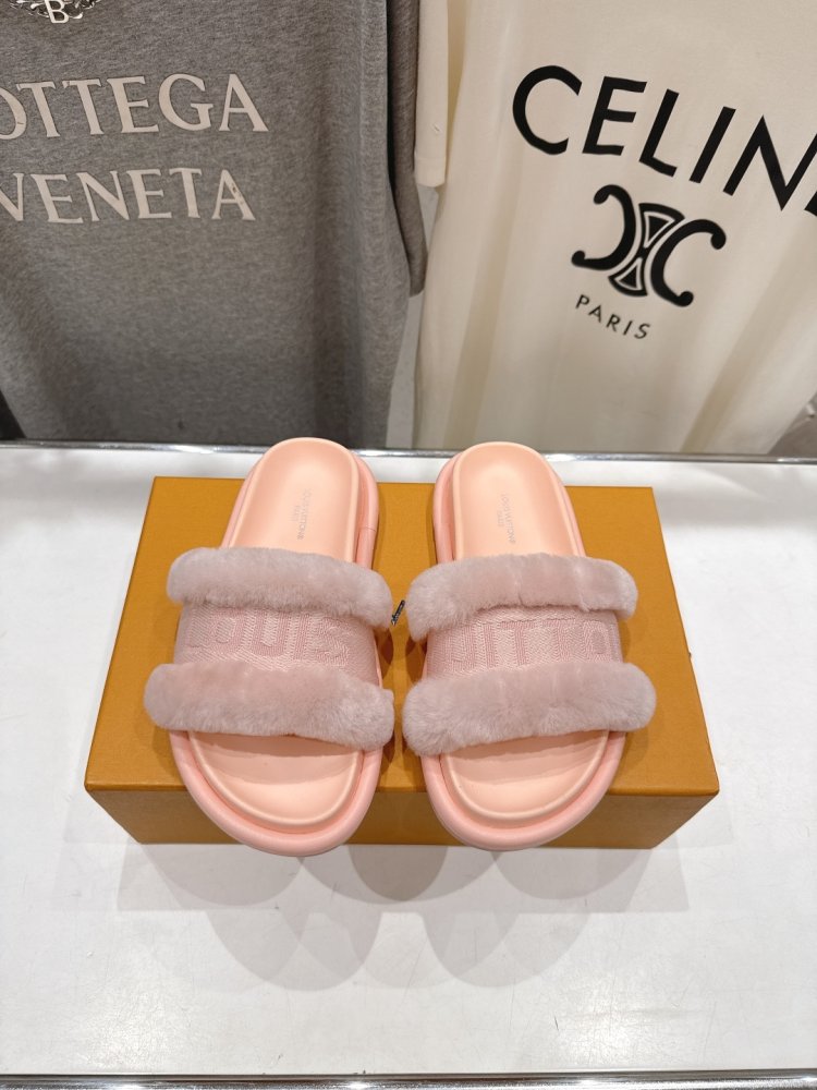 Шлепанцы на меху женские