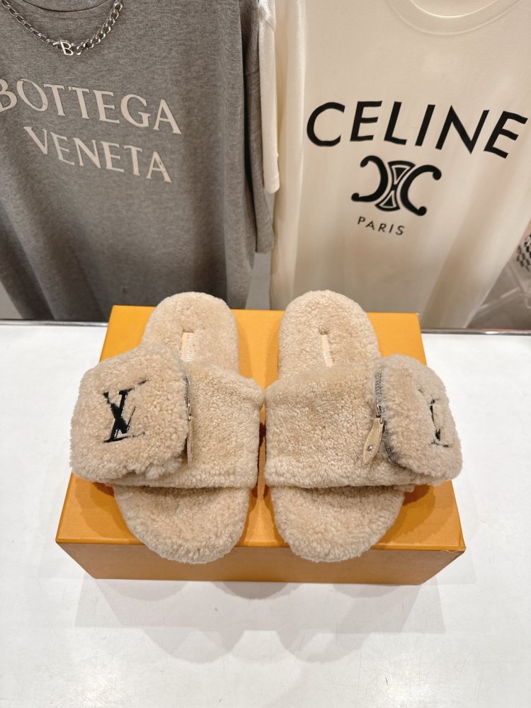 Шлепанцы на меху женские