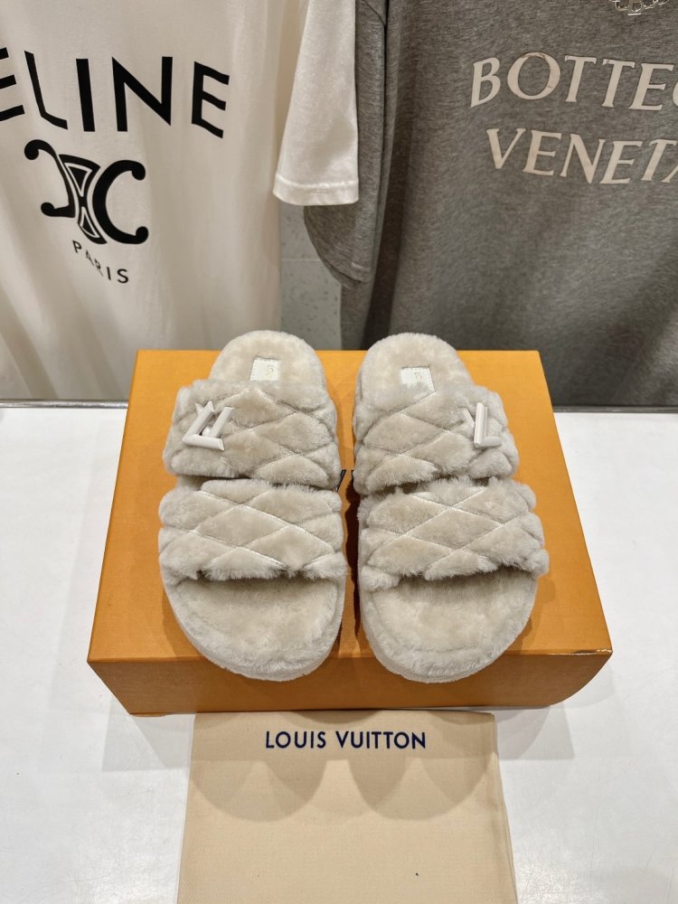 Шлепанцы на меху женские