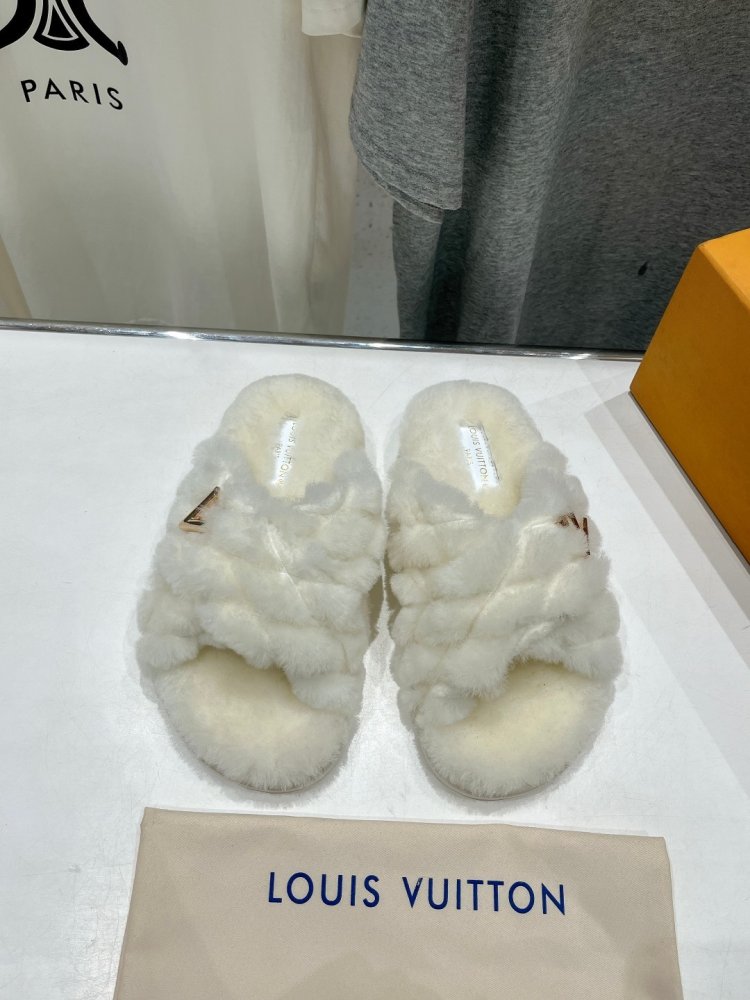 Шлепанцы на меху женские