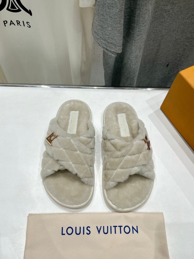 Шлепанцы на меху женские