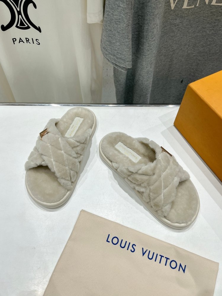 Шлепанцы на меху женские фото 2