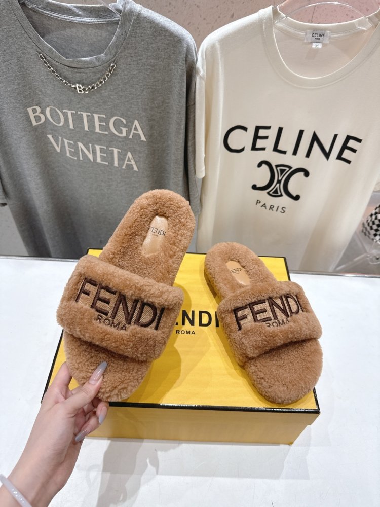 Шлепанцы на меху женские фото 3