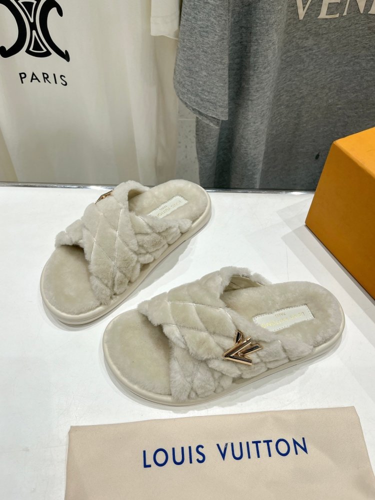 Шлепанцы на меху женские фото 3