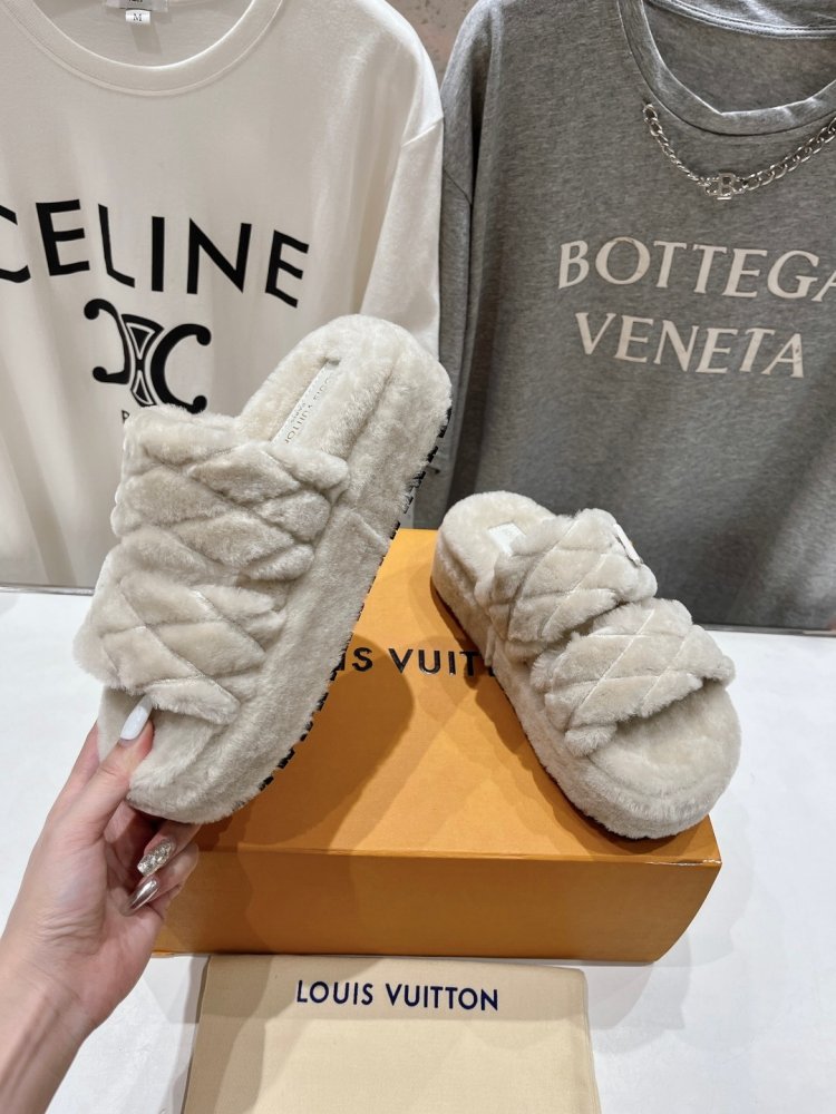 Шлепанцы на меху женские фото 4