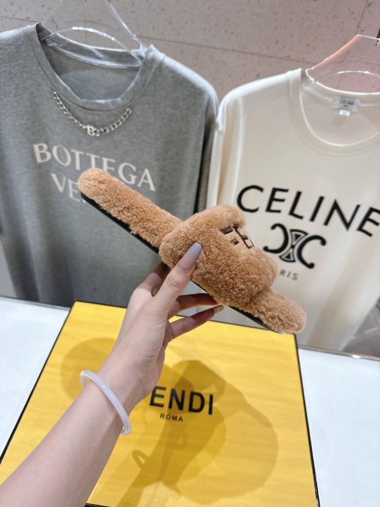 Шлепанцы на меху женские фото 5