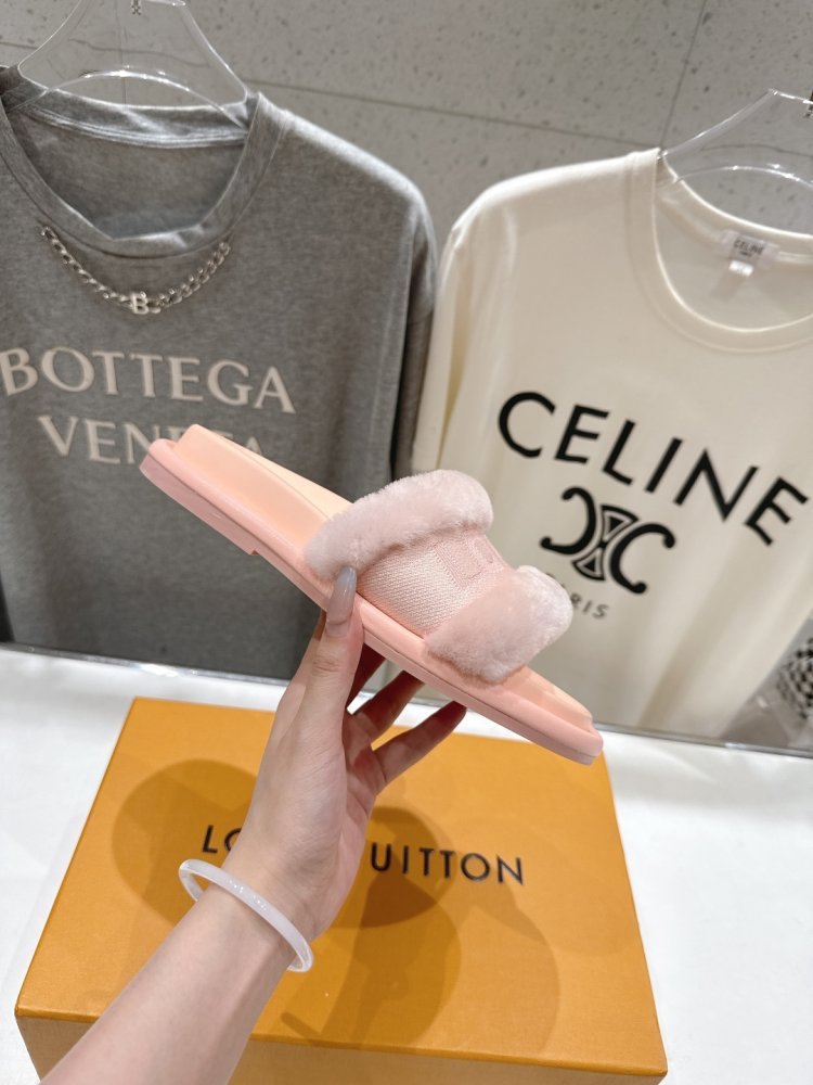 Шлепанцы на меху женские фото 5