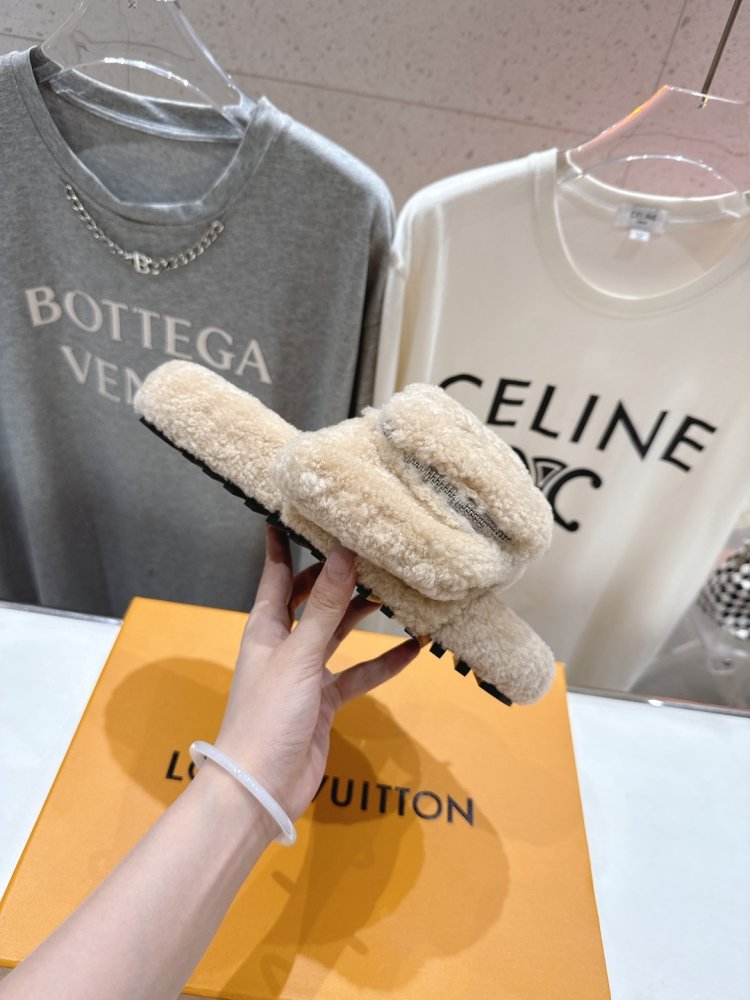 Шлепанцы на меху женские фото 5