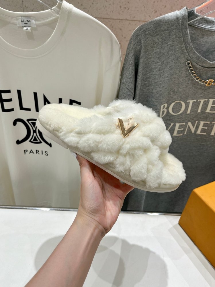 Шлепанцы на меху женские фото 5