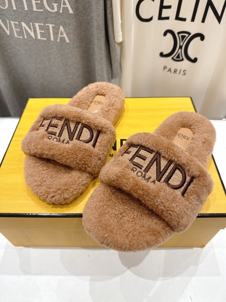 Шлепанцы на меху женские фото 6