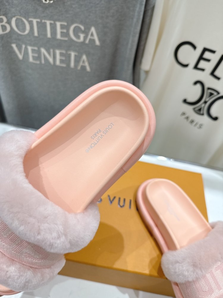 Шлепанцы на меху женские фото 6