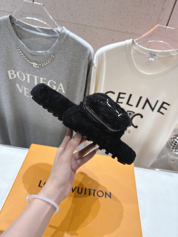 Шлепанцы на меху женские фото 6