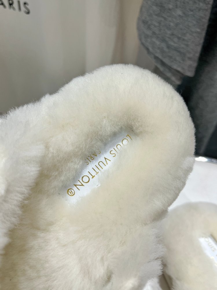 Шлепанцы на меху женские фото 6