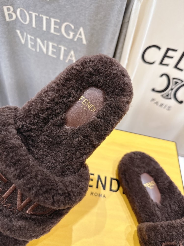 Шльопанці на хутрі жіночі фото 7