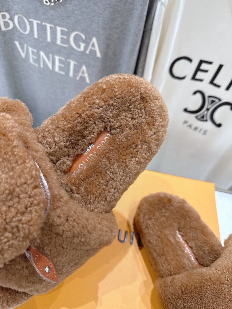 Шльопанці на хутрі жіночі фото 7